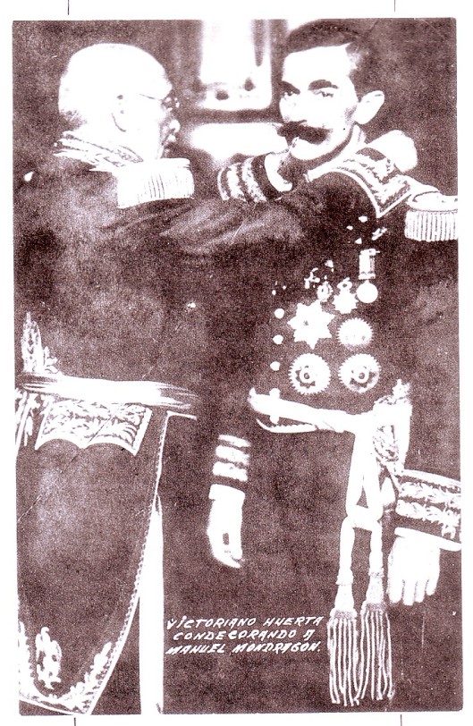Victoriano Huerta, impone una medalla al Gral. Mondragón